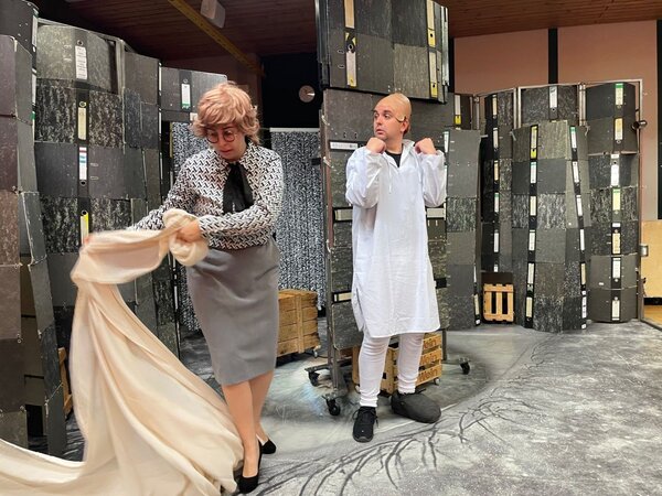 Bild vergr&ouml;&szlig;ern: BG Theater "Der zerbrochene Krug" 1