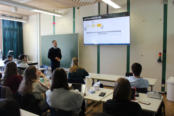 Bild vergr&ouml;&szlig;ern: BG Besuch Jugendoffizier 2026_1