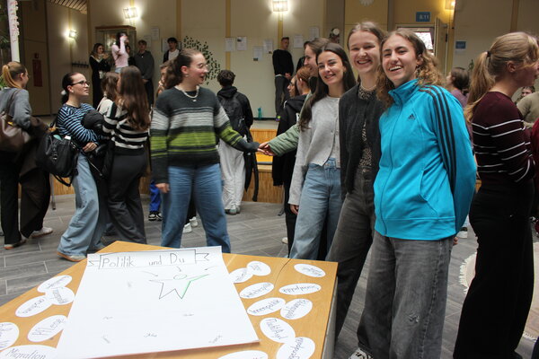 Bild vergr&ouml;&szlig;ern: BG Politisches Wohnzimmer 6