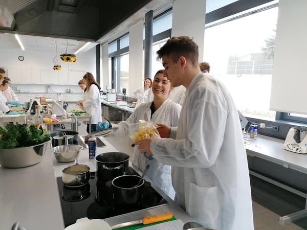 Bild vergr&ouml;&szlig;ern: Sch�lerInnen lernen regionale Superfoods kennen
