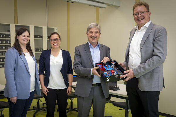 Bild vergr&ouml;&szlig;ern: Physiksaal Neuer�ffnung